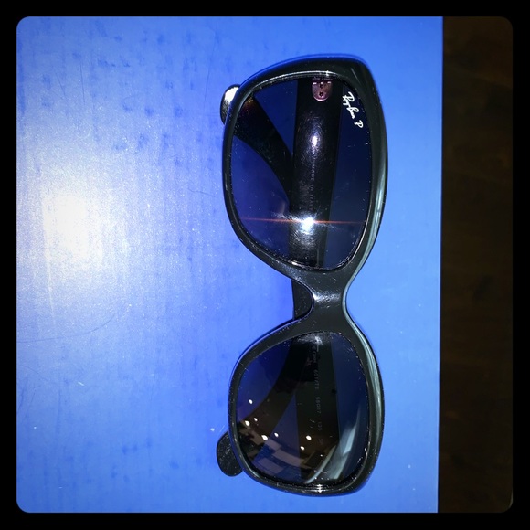 *SOLD*. Ladies Ray-Ban Sunglasses and Case - Picture 6 of 8